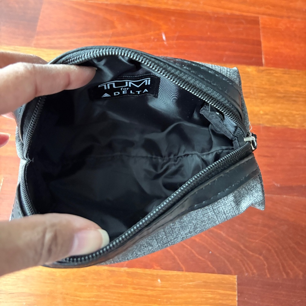2 Tumi for Delta Airlines Amenity Travel Kits - Unisex - Picture 10 of 13